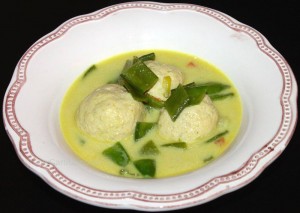 Hühner-Curry-Knöderl in Currysuppe